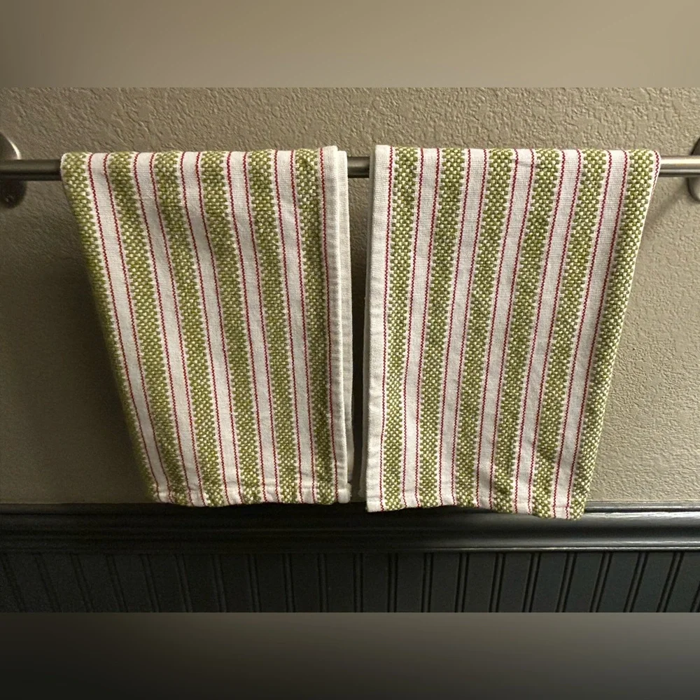Set of 4 Hand Towels White Red Green Christmas Holiday Kitchen Bathroom Decor
